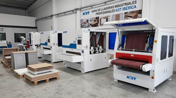 Lijadora calibradora industrial para madera KDT en funcionamiento en fábrica de muebles