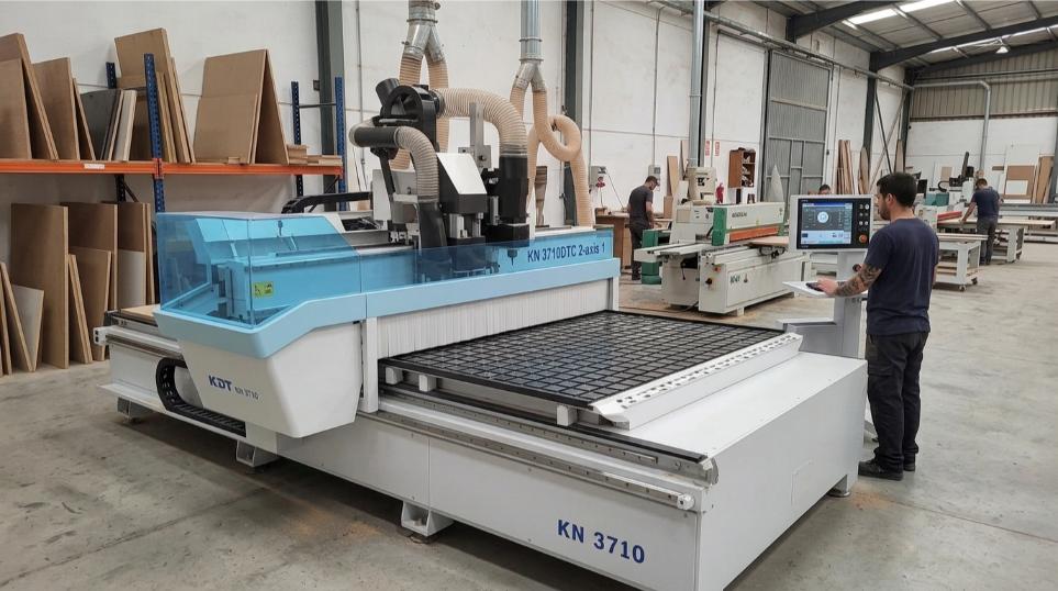 Centro de mecanizado nesting KN-3710DP de KDT cortando tablero de MDF en fábrica de muebles