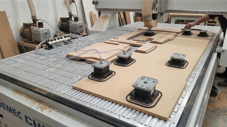 Detalle del sistema de vacío de un centro de mesa nesting CNC para fijación de piezas de madera.