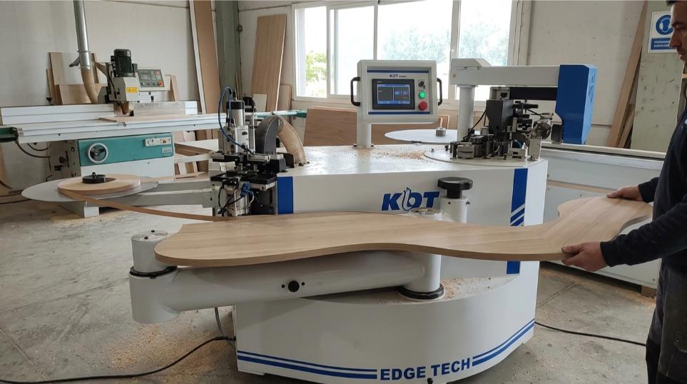 Encoladora de cantos para curvas KDT-305MC trabajando sobre tablero de madera curvado