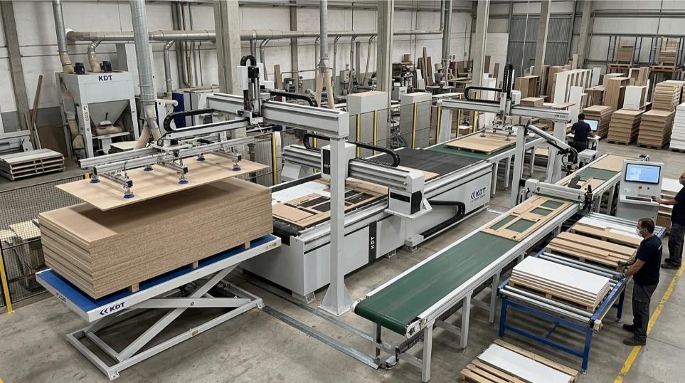 Vista general de la línea nesting KDT con carga y descarga automática de tableros en producción industrial